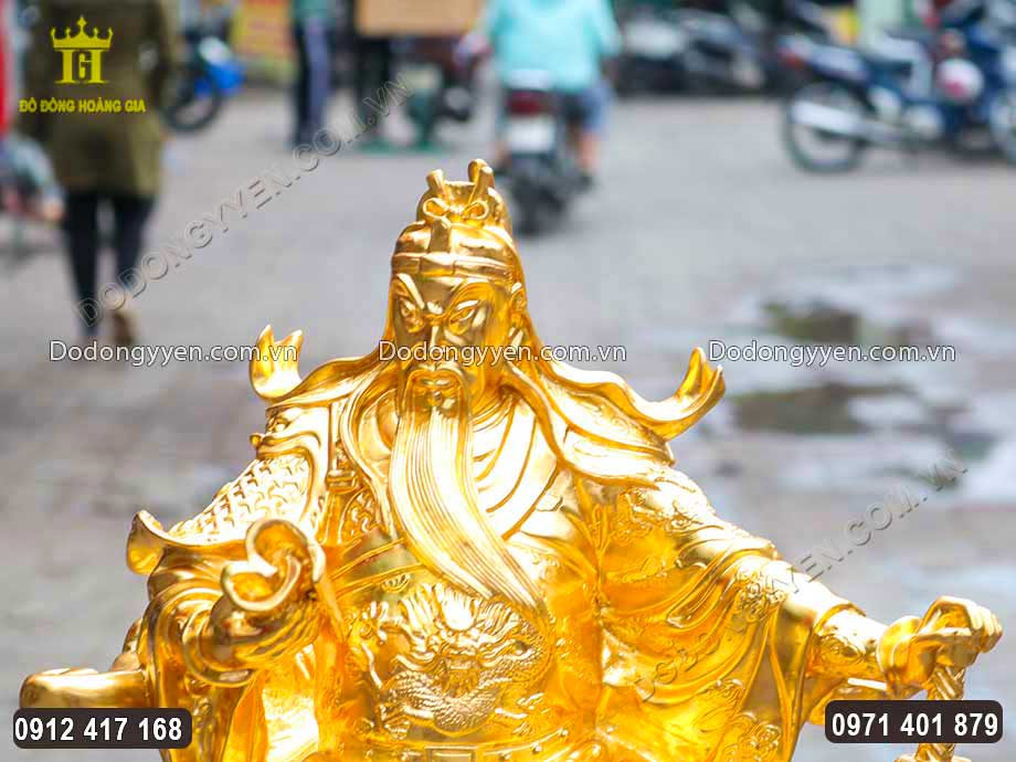Gương mặt Ng&agrave;i được đ&uacute;c sắc n&eacute;t, uy nghi&ecirc;m